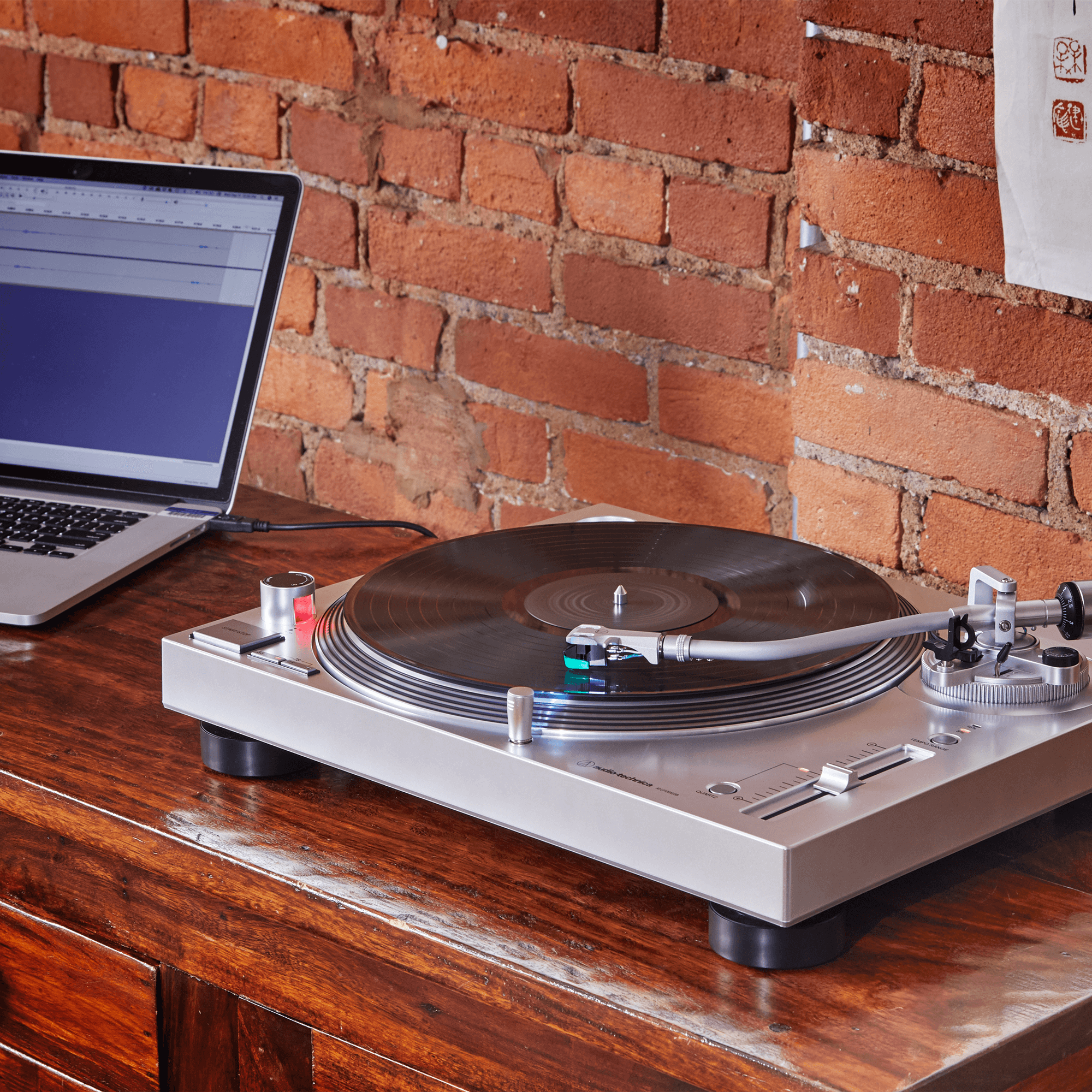 Audio-Technica-AT-LP120XUSB-Silver-gramofon-10.png