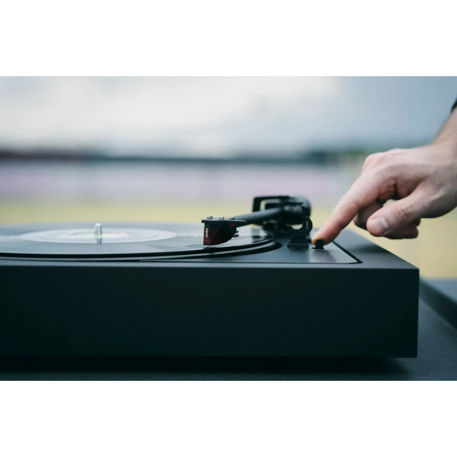 Pro-Ject-AUTOMAT-A2-Black-2M-Red-gramofon-3.webp