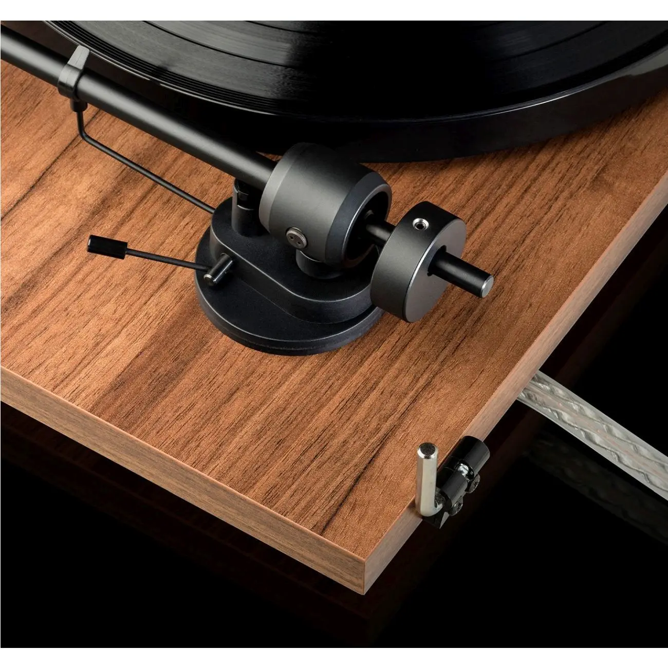 Pro-Ject-E1-Phono-Walnut-AT3600L-gramofon-2.webp