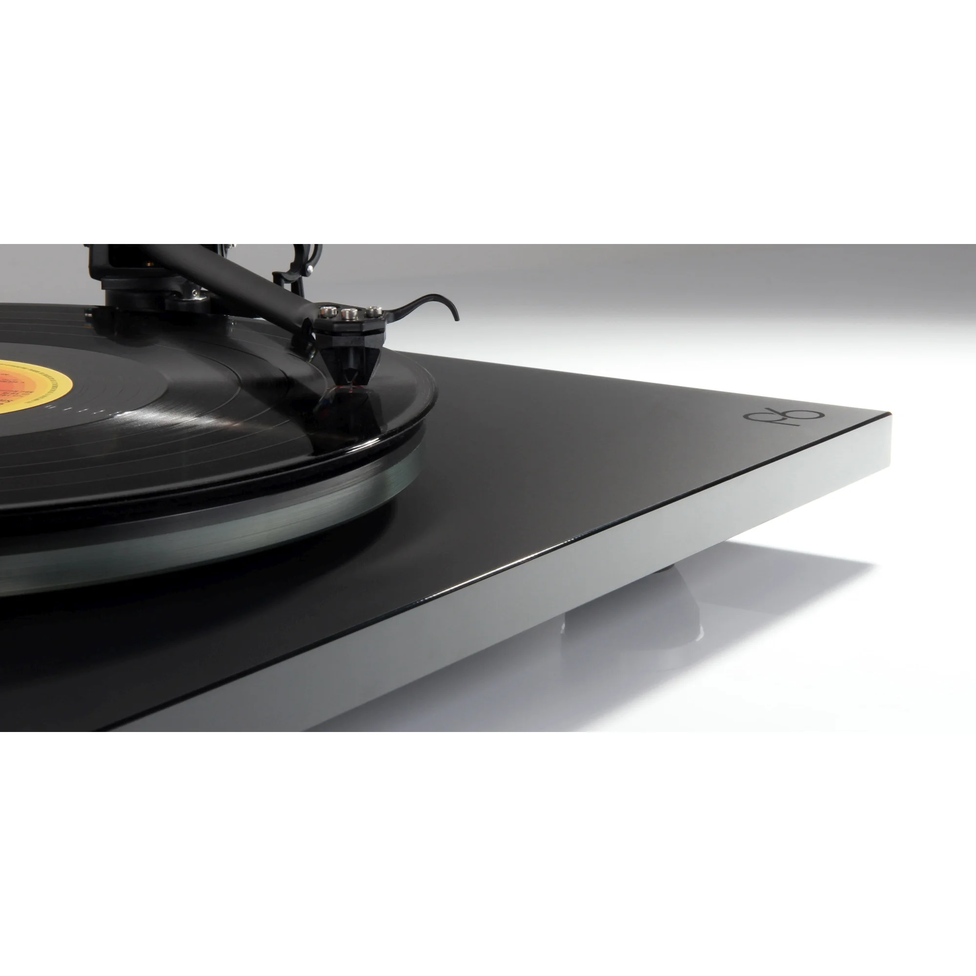 Rega-Planar-6-gramofon-1.webp