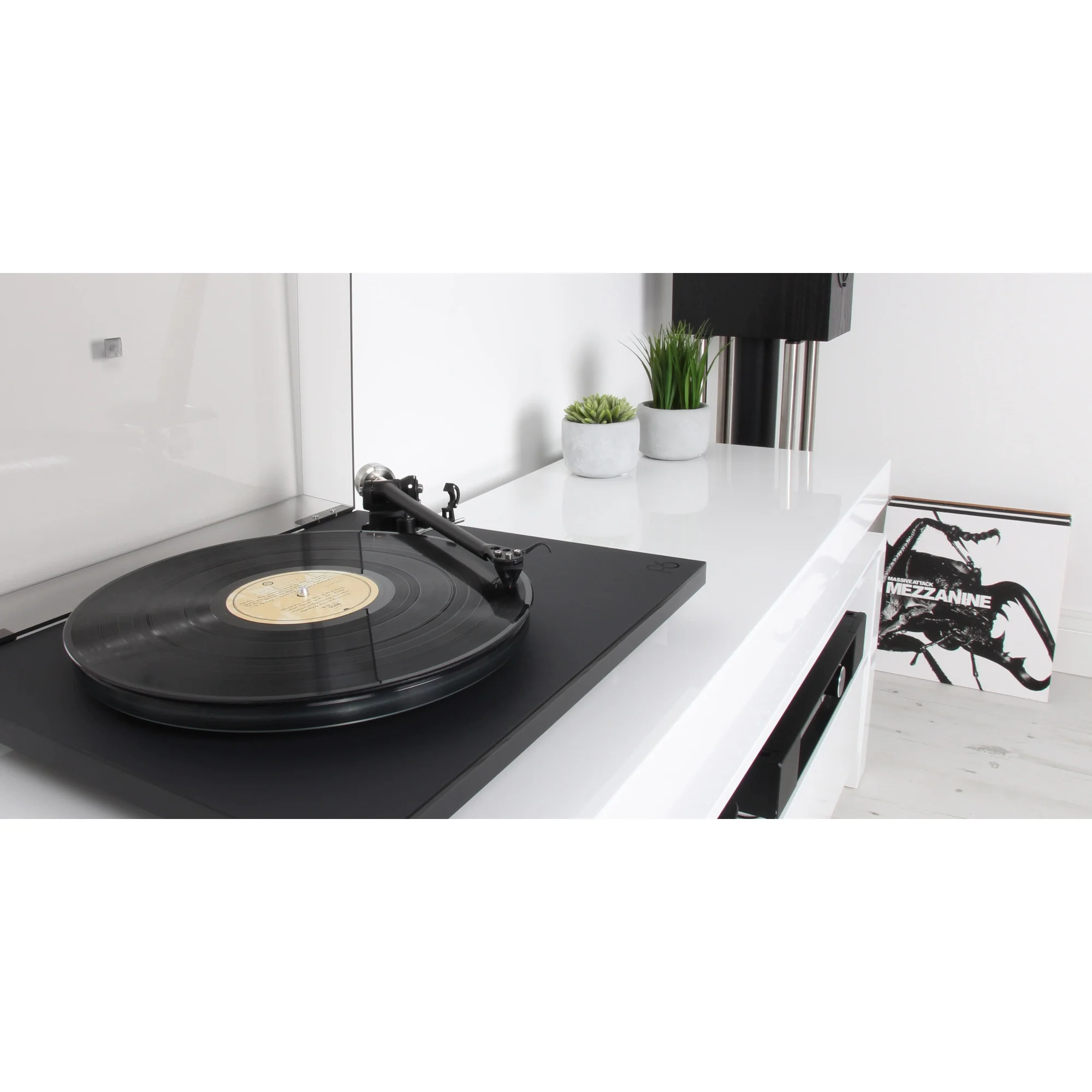 Rega-Planar-6-gramofon-2.webp