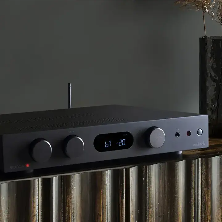 Audiolab 6000A MKII detalj stražnjih priključaka i kontrola